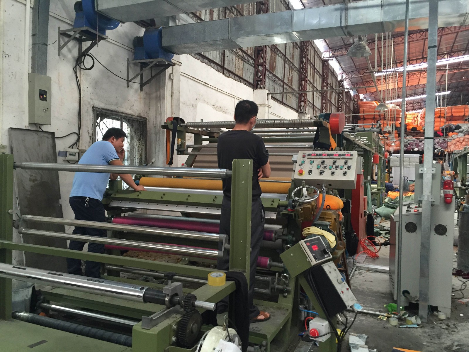 洲通機(jī)械服裝復(fù)合機(jī)調(diào)試