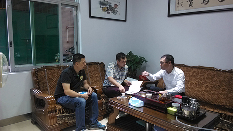 黃總給客戶介紹服裝布料復(fù)合機