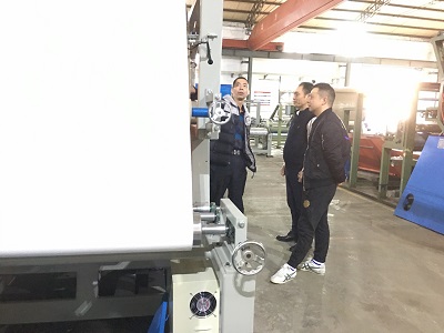 楊總一行蒞臨洲通機(jī)械考察熱熔膠汽車(chē)腳墊復(fù)合機(jī) 楊總一行蒞臨洲通機(jī)械考察熱熔膠汽車(chē)腳墊復(fù)合機(jī)